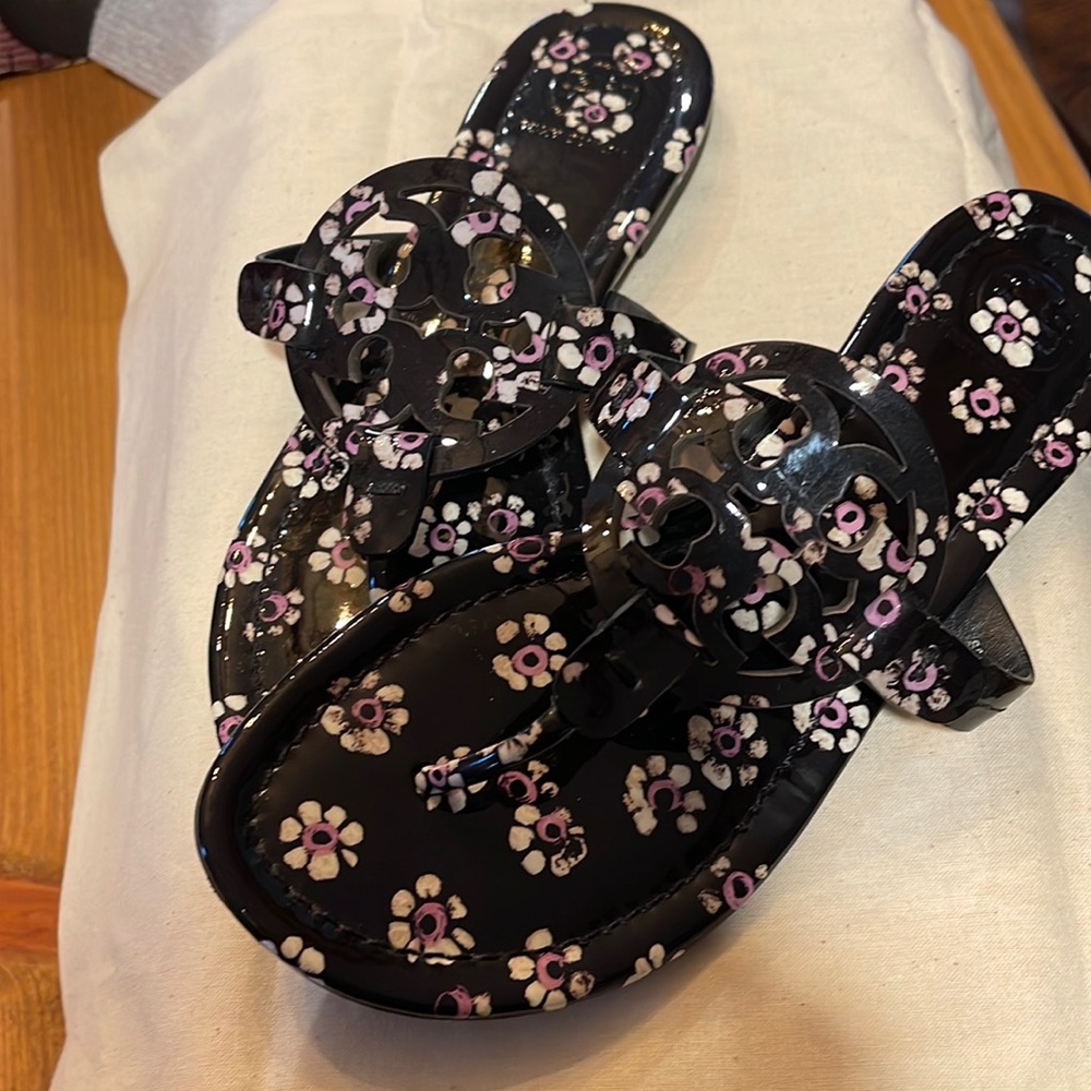 Tory Burch Miller leather black stamped thong sandal. Size 6.5